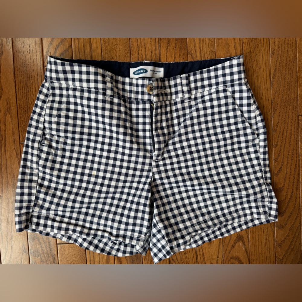 Like New. Old Navy, Women’s Navy/White Gingham Everyday Short Size 6.